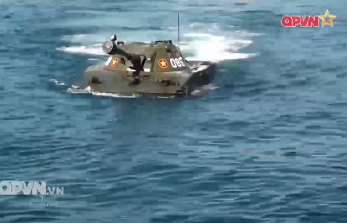  Theo Đại úy Nguyễn Hữu Vinh - Phó Tiểu đoàn trưởng Tiểu đoàn 867, Lữ đoàn Hải quân Đánh bộ 101, vùng 4 Hải quân: “Kỹ năng lái của người lái rất quan trọng khi tiếp cận tàu bởi liên quan tới sóng biển, căn chỉnh độ sóng khi tiếp cận lưỡi tàu. Bởi nếu không thực hiện các kỹ năng căn chỉnh với sóng gió trên biển thì rất dễ bị lệnh, không lên được tàu”.