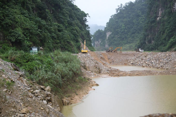 Khu vực khai thác vượt chỉ giới khoảng 35ha "nuốt" gọn con đường dân sinh vào thôn Khắc Kiệm, sát đập Xuyên Sơn