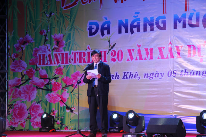 Nhà nghiên cứu Bùi Văn Tiếng - Chủ tịch Liên hiệp các Hội Văn học - Nghệ thuật phát biểu khai mạc đêm thơ Nguyên tiêu 2017. (Ảnh: Vân Trương)