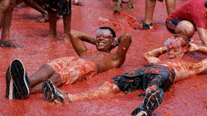 Nhiếp ảnh gia người Canada, ông David Trattlas cho biết đây là năm thứ 15 ông tham gia lễ hội này. “Tuần cuối cùng của tháng 8 là tuần tuyệt vời nhất trong năm, tôi không thể nghĩ ra là mình sẽ đi đâu, ngoại trừ đến ngôi làng này, tham gia lễ hội ném cà chua cùng những du khách quanh đây”, David vui vẻ nói. (Ảnh: La Tomatina)