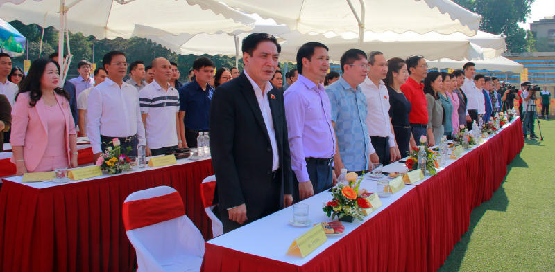 Các đại biểu thực hiện nghi lễ chào cờ.