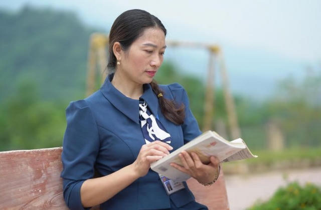 Cô giáo ngược núi gieo trang văn thắp sáng tri thức, ước mơ học sinh dân tộc thiểu số