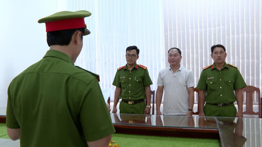 Cơ quan Cảnh sát điều tra Công an tỉnh Bạc Liêu tống đạt quyết định khởi tố bị can đối với Nguyễn Hữu Khoa.