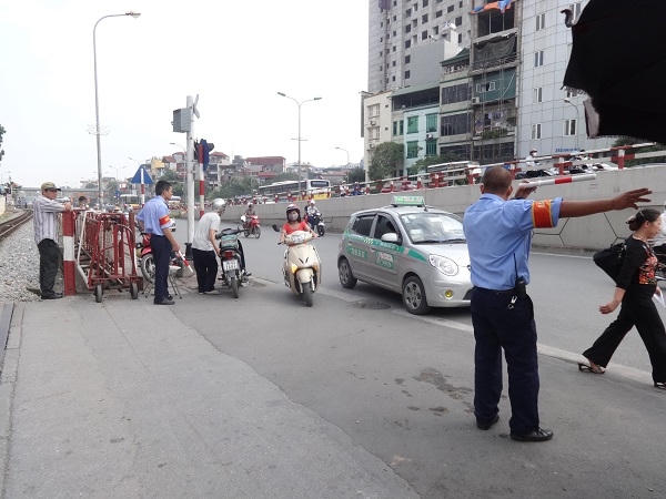 Lực lượng bảo vệ bệnh viện luôn "tất bật" với những lái xe taxi làm trái quy định Ảnh: Ngọc Nga