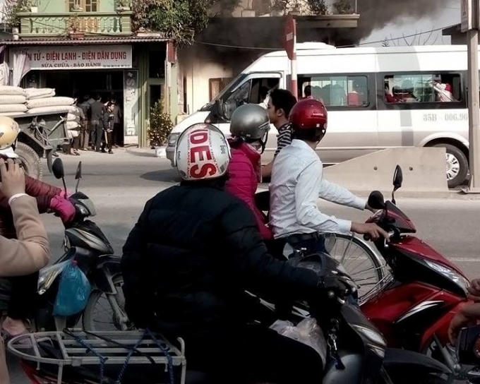 Nhiều người dân hiếu kỳ đứng dọc đường xem bưu điện cháy.