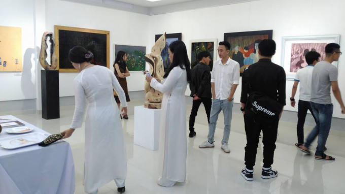 Buổi triển lãm diễn ra tại Khoa Hội họa, trường Đại học Nghệ thuật Huế.
