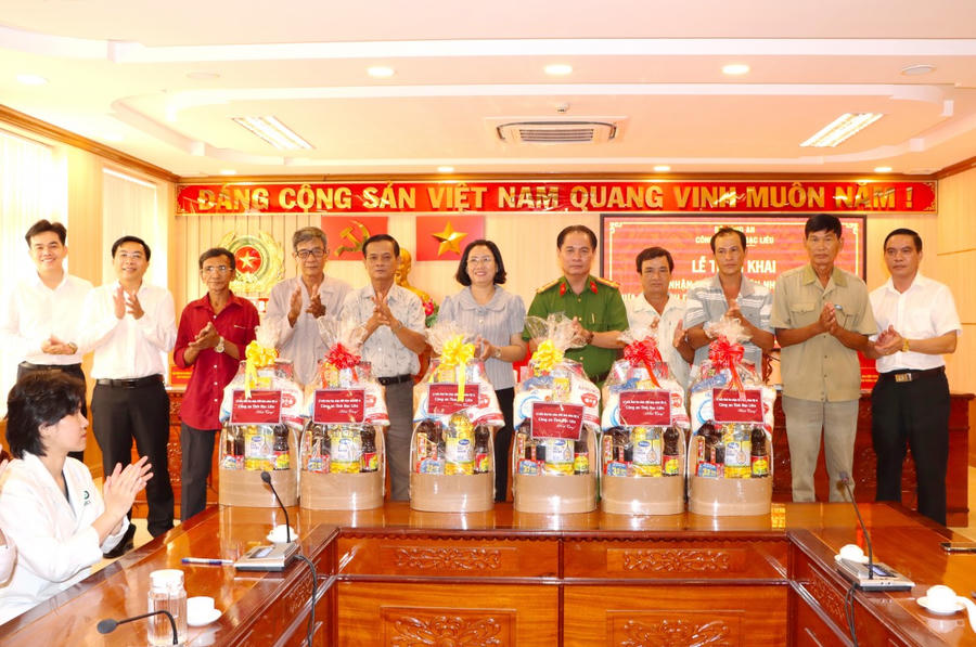 Đại tá Bùi Xuân Khởi - Phó Giám đốc Công an tỉnh Bạc Liêu cùng lãnh đạo các Sở, Ngành tỉnh tặng quà cho thân nhân liệt sĩ.