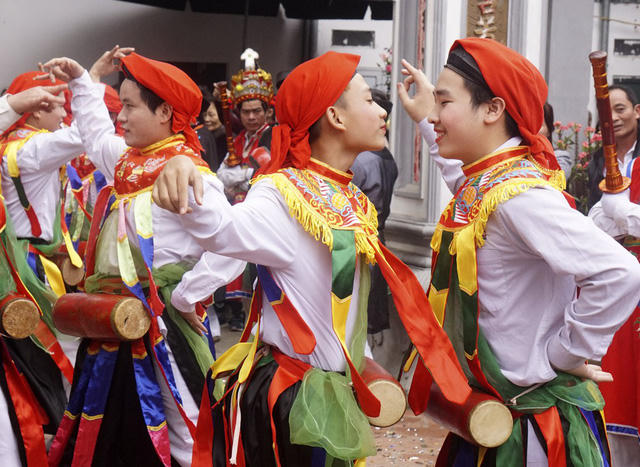 Trang phục là váy áo mớ ba mớ bảy, đầu chít khăn mỏ quạ giả gái, thành viên đội múa đều là người dân làng Triều Khúc tuyển chọn.