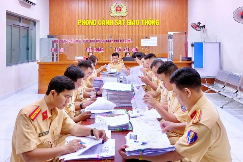 Đội Sát hạch và cấp giấy phép lái xe (GPLX) thuộc Phòng CSGT Công an tỉnh Đồng Nai tăng cường nhân sự, thời gian đẩy nhanh tiến độ cấp GPLX cho người dân.