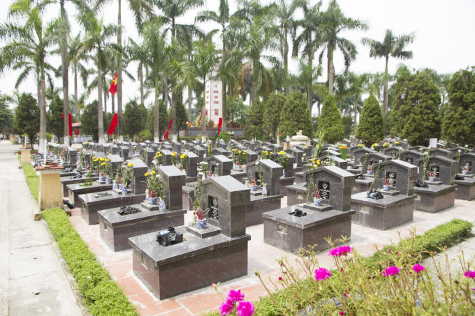Trên mỗi ngôi mộ liệt sĩ đều có một nhành hoa.