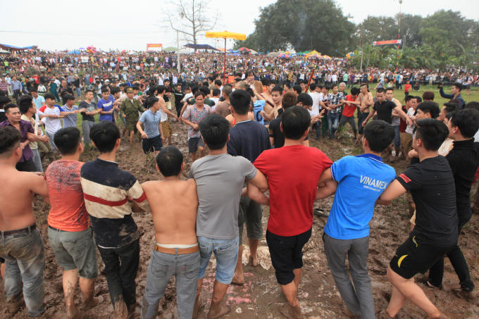 Cướp phết bắt nguồn từ một trò chơi dân gian nhằm rèn luyện sức khỏe cho binh sĩ xưa. Quả phết và quả chúi (nhỏ hơn) được làm từ gốc tre sơn son thếp vàng. Mỗi hội phết thường ném ra 3 quả phết và 3 quả chúi.