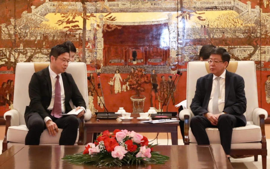 Phó Chủ tịch Thường trực UBND Thành phố Dương Đức Tuấn tiếp Phó Chủ tịch Hội đồng quản trị Công ty HH Đầu máy toa xe Đại Liên Tống Hiệp Bằng.