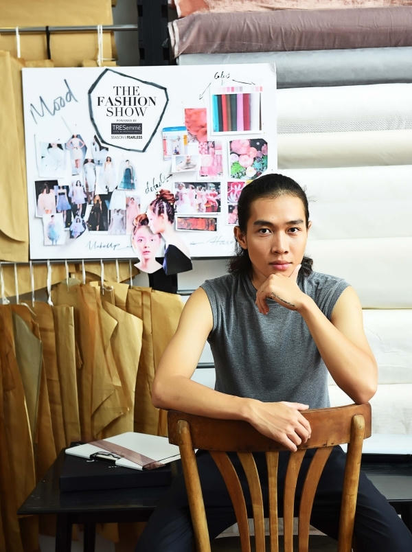 Nhà thiết kế Nguyễn Hoàng Tú với bộ sưu tập “No.06 Journey” đã nhuộm các sáng tạo của mình bằng hình ảnh của thiên nhiên, cụ thể là những tai nấm xuyên ngang mặt đất hay vực dậy từ những mảnh gỗ mục.