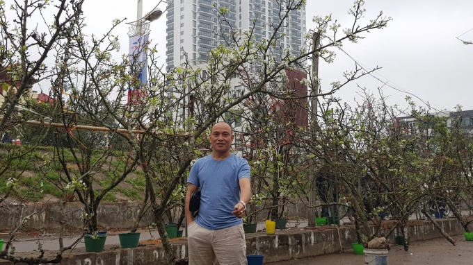 Nhiều du khách tranh thủ ghi lại những khoảnh khắc đẹp với hoa Lê rừng.