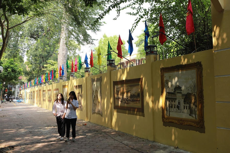 Các trường THPT có điểm chuẩn cao nhất năm 2025 tại TP Hà Nội. (Ảnh minh hoạ: Tường rào bích hoạ trường THPT Phan Đình Phùng)