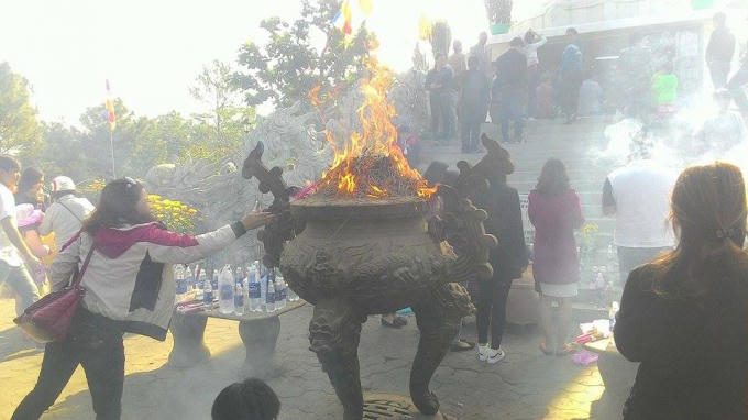 Thay vì phải thắp nhang sau khi cầu nguyện, người dân đã ném nhang vào vì lư hương quá tải.