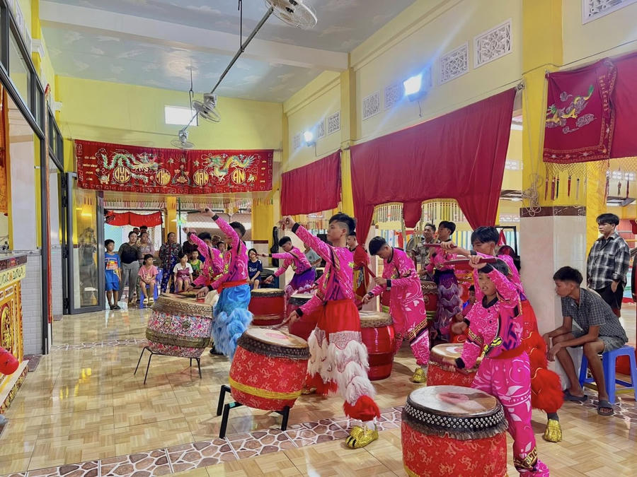 Nghệ thuật múa Lân Sư Rồng là sự kết hợp trình diễn giữa các bộ môn múa võ, xiếc, đánh trống...