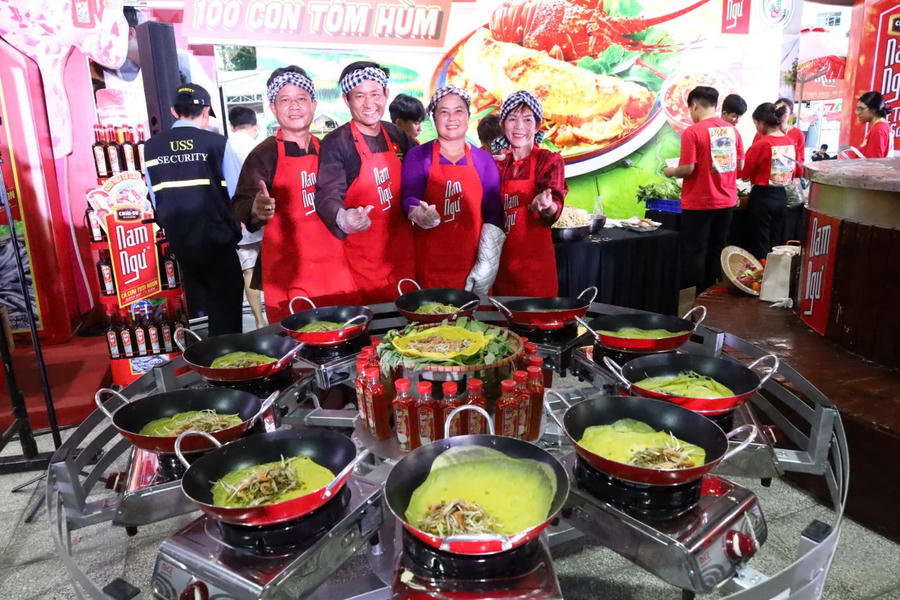 Không gian bánh xèo miễn phí tại lễ hội