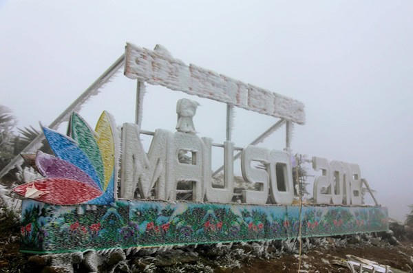 Sáng 31/12/2018, nhiệt độ thấp nhất ở Mẫu Sơn (Lạng Sơn) là -0,6 độ C. Nhiệt độ xuống thấp khiến sương, nước đóng băng giá.