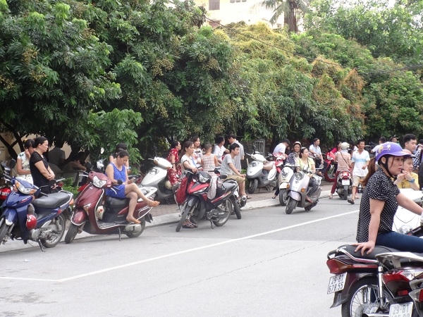 Nhiều phụ huynh lo lắng về bài thi của con đã chọn các ngồi lại các điểm thi để chờ đợi.