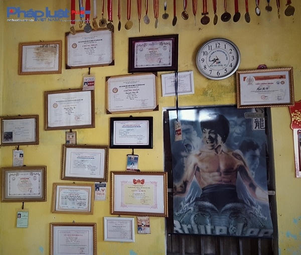 Út Nguyễn dành một góc riêng trong nhà để trưng bày những thành quả mà mình đã đạt được.