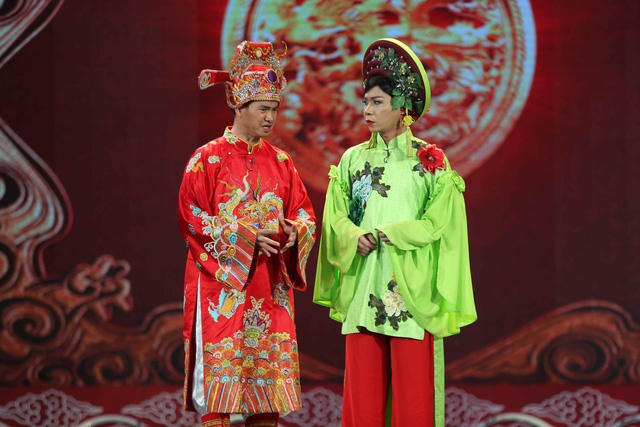 Chị là ai, tôi không quen chị, chị đi ra đi.