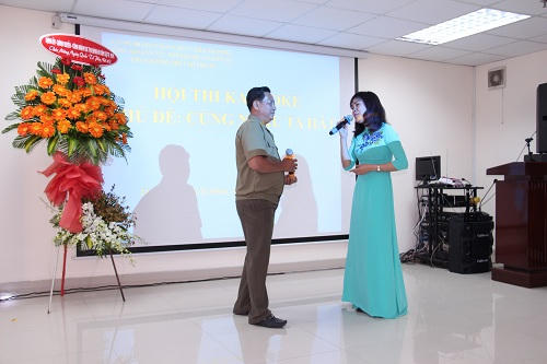 Phần thi hát đem lại nhiều cảm xúc đặc biệt trong buổi lễ.