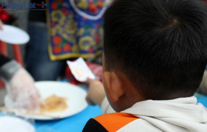 Chờ đợi để được thưởng thức đặc sản Nga. (Ảnh: Đức Biên)