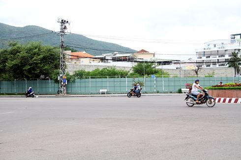 Khu đất dự án Hoa Sen Tower số 01 Ngô Mây được ví như “đất vàng”, hiện tại có giá dao động từ 100 đến 200 triệu đồng/m2, vẫn đang bị bỏ hoang cỏ mọc um tùm. Ảnh: Tr. Định