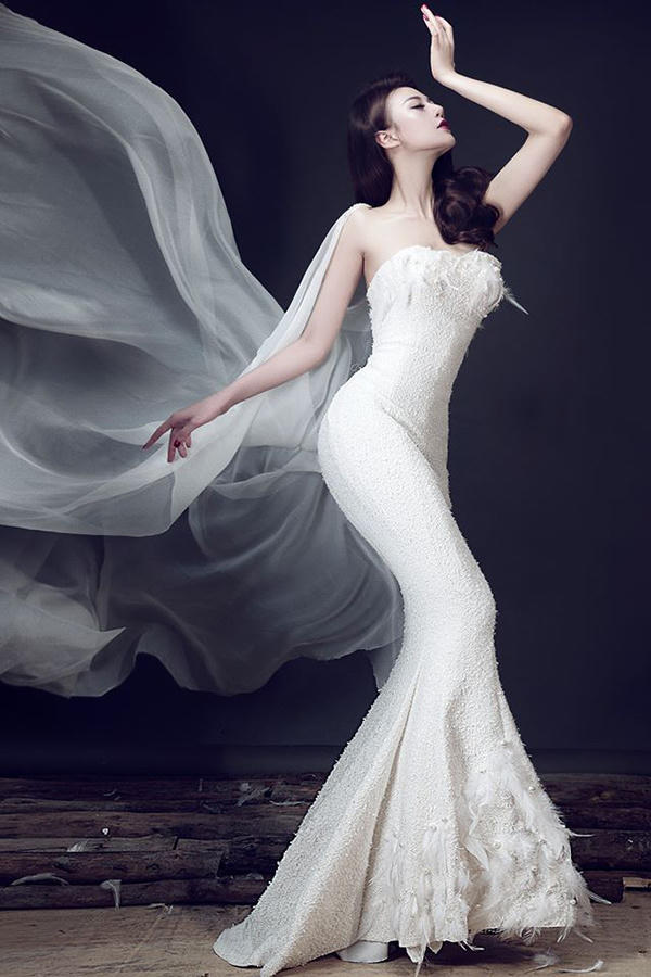 Phương Oanh khoe thân hình đồng hồ cát với váy đuôi cá.