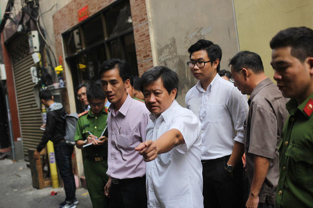 Ông Đoàn Ngọc Hải kiểm tra công tác PCCC tại chợ Gà - Gạo (phường Cầu Ông Lãnh)