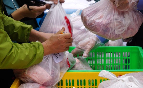 Ngay sau khi tiếp nhận, các địa phương chuyển ngay tới cho người dân khu vực phong toả