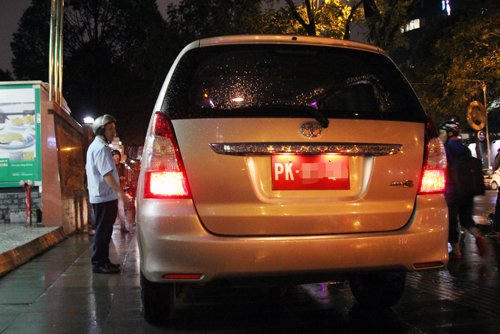  Xe biển đỏ bị ông Hải xử lý vì đậu trên vỉa hè.