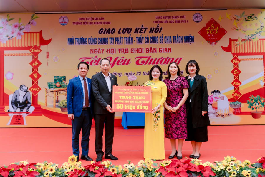 Ông Nguyễn Công Chiến - Chủ tịch Hội đồng Quản trị Công ty Cổ phần Dược liệu Trung ương 2 đã trao tặng 50 triệu đồng