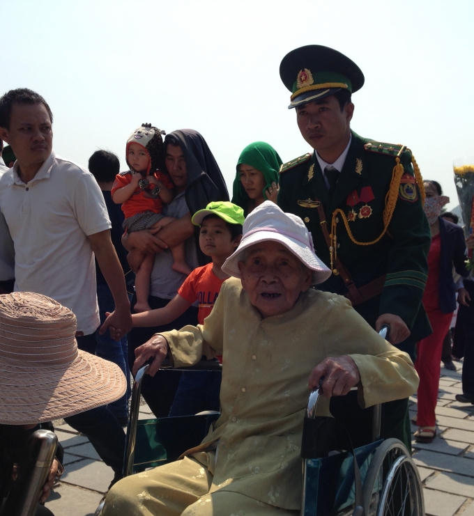 Với những người già cả, luôn có các chiến sỹ trực tiếp giúp đỡ bằng xe lăn.