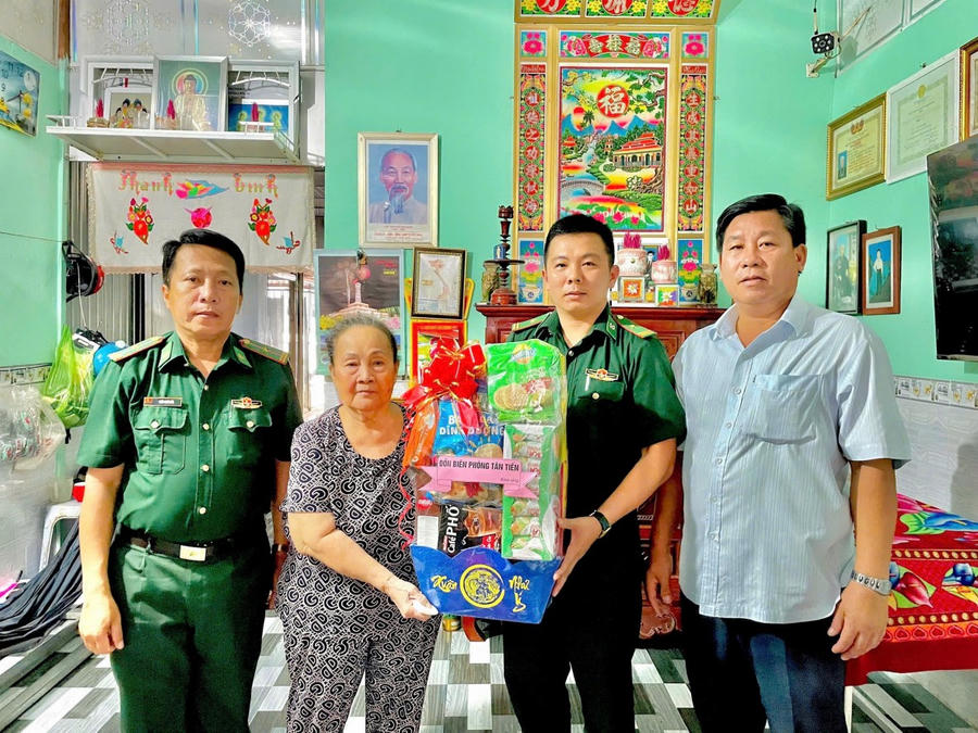 Đồn Biên phòng Tân Tiến (BĐBP Cà Mau) thăm hỏi, tặng quà cho gia đình có công trên địa bàn.