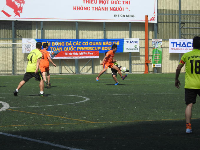 Trận khai mạc diễn ra trong thời tiết khá nắng nóng tại SVĐ Tao Đàn, Q1 TP Hồ Chí Minh.