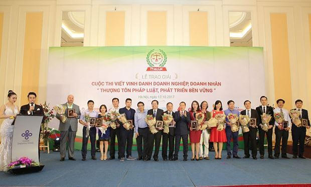 TBT Đào Văn Hội (thứ 9 từ trái qua) trao giải trong cuộc thi viết “Doanh nghiệp doanh nhân thượng tôn pháp luật, phát triển bền vững” năm 2017