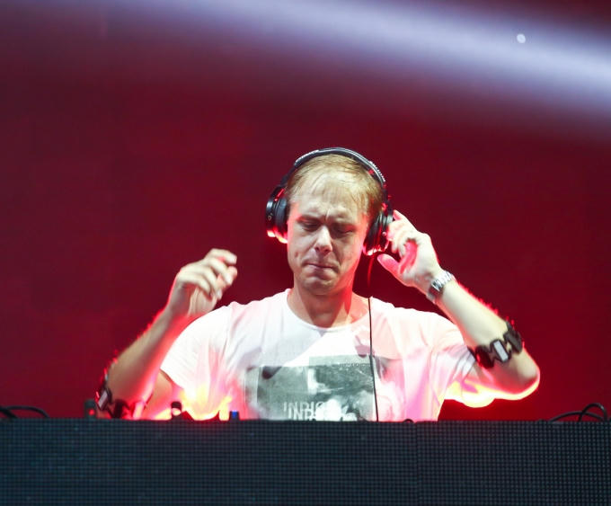 DJ Armin Van Buuren nhận catxe 10 tỷ cho một đêm diễn tại Hà Nội