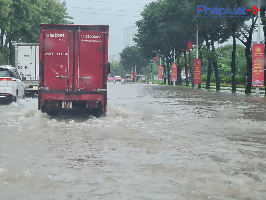 Tuyến đường Trịnh Văn Bô ngập toàn bộ trong cơn mưa lớn.