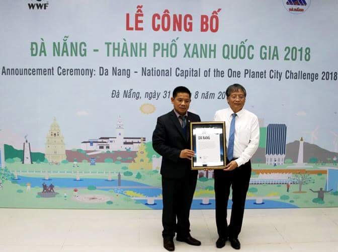 Đà Nẵng (phải) nhận danh hiệu Thành phố xanh quốc gia 2018.