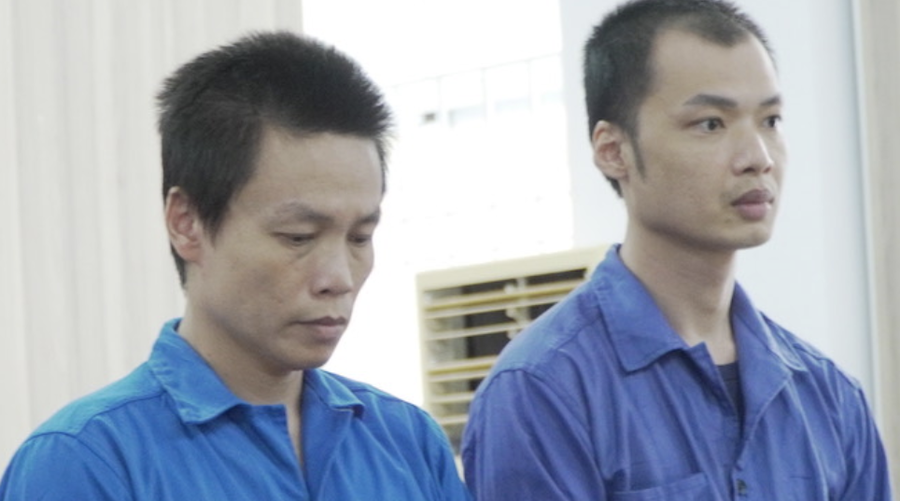 Hai bị cáo nam tại toà.