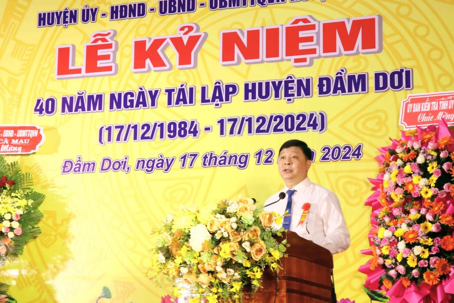 Ông Lê Minh Hiền - Chủ tịch UBND huyện Đầm Dơi, phát biểu ôn lại truyền thống hào hùng của huyện trong 40 năm qua diễn ra ngày 17/12/2024.