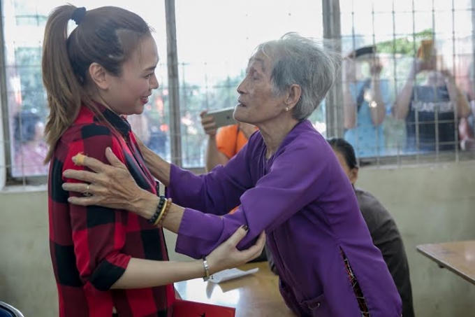 Những hình ảnh ấn tượng Mỹ Tâm trong chuyến thiện nguyện cuối năm