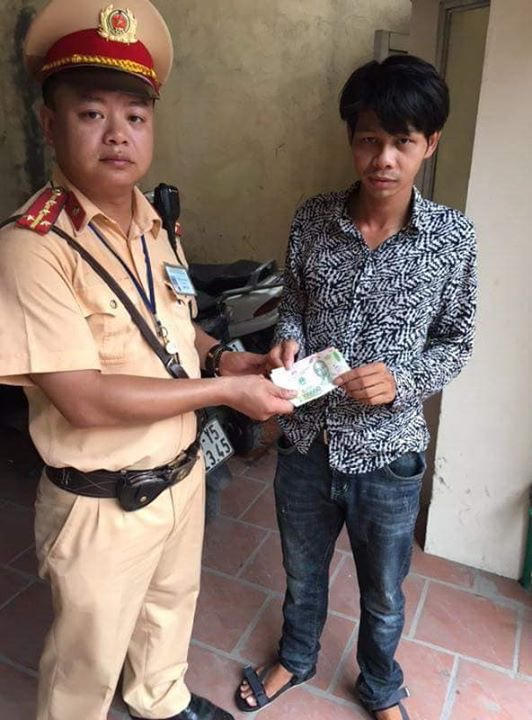 CSGT quyên tiền cho anh Hoan về quê.