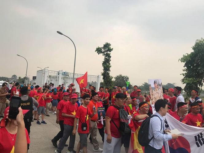 Các CĐV Việt Nam tới sân từ rất sớm.