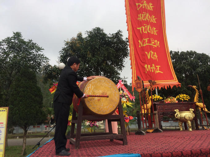 Đánh trống khai hội.