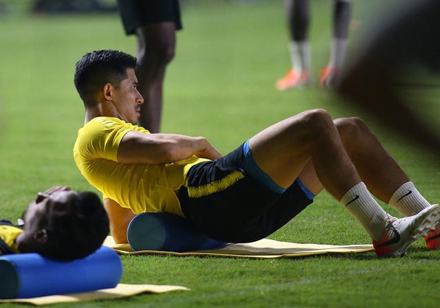 Các cầu thủ Malaysia thư giãn trước khi bước vào buổi tập