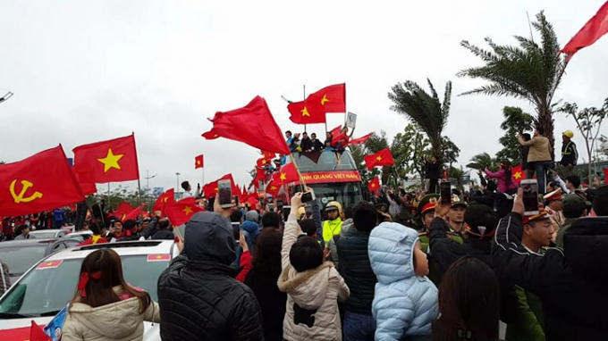 Đoàn xe được chào đón trên đường Võ Chí Công.