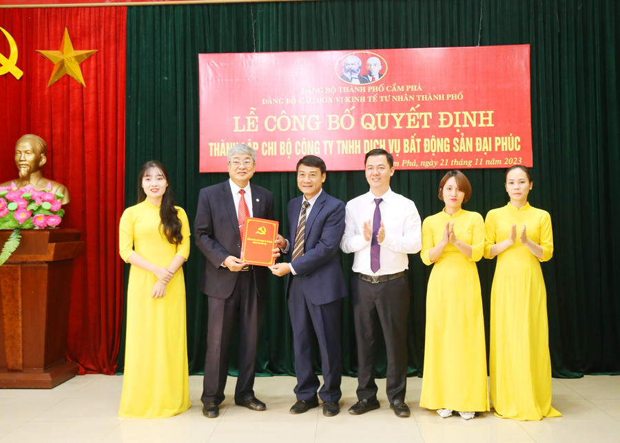 Lãnh đạo TP Cẩm Phả trao Quyết định thành lập chi bộ Công ty.